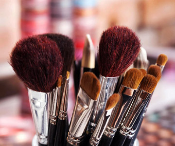 Venta de productos de maquillaje, esmaltes y lápices