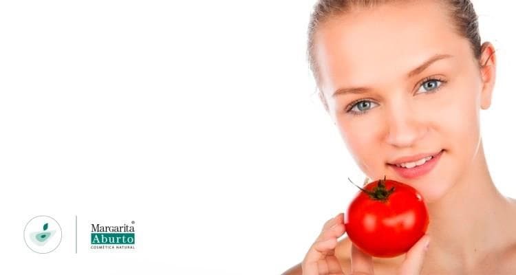Truco de belleza con tomate